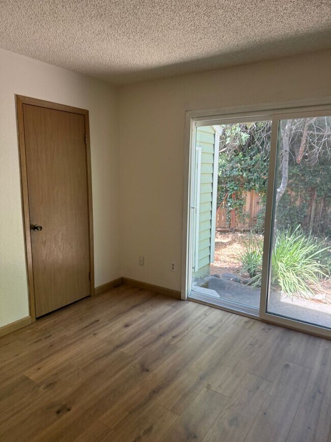 Building Photo - **Available Now** 2 Bedroom 1 Bath, 1st Floor End Unit Condo
