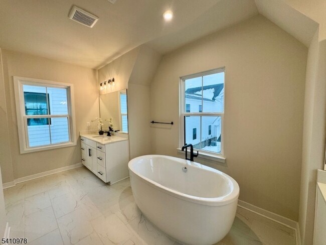 Building Photo - 61 Willow Ln