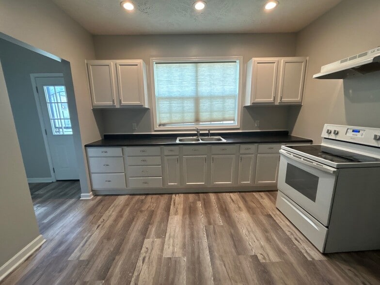 Building Photo - 405 N 16th Ave