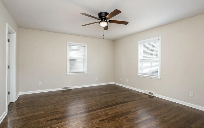 Building Photo - 305 Lakeshore Dr