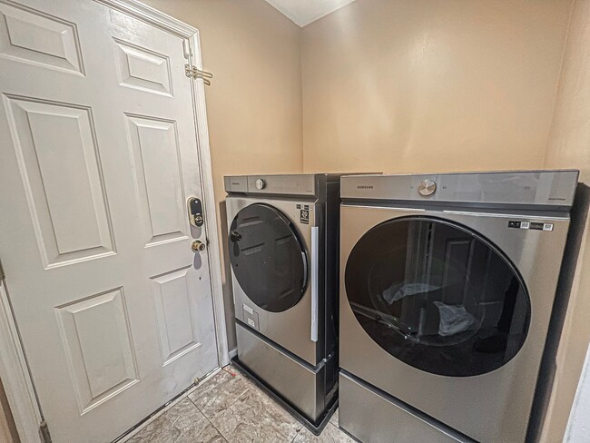 Building Photo - Stunning 4 Bedroom 3 Bathroom Brick Home W...