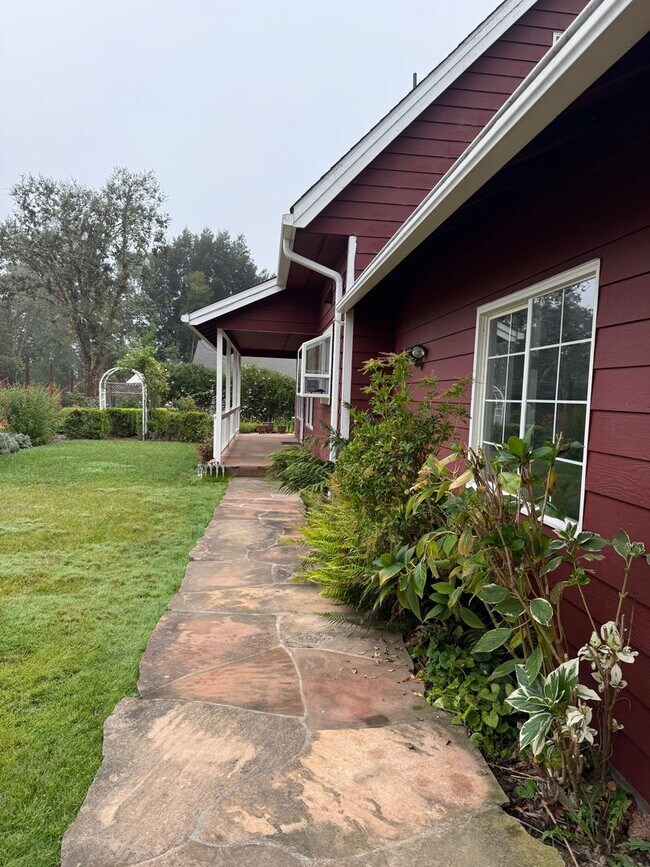Building Photo - Experience the perfect blend of comfort, s...