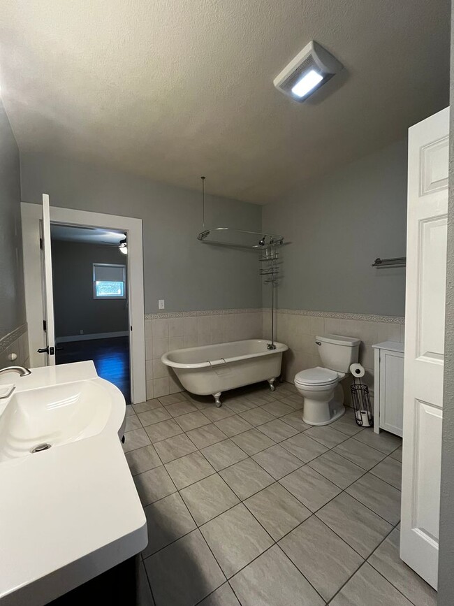 Building Photo - 2 Bedroom, 1 Bath house located in Wallace...