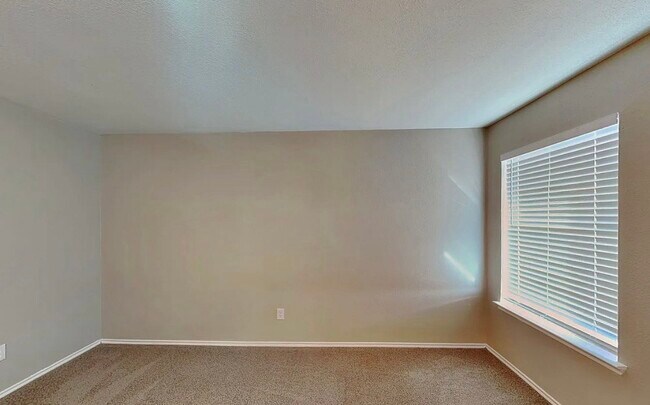 Building Photo - MOVE IN READY