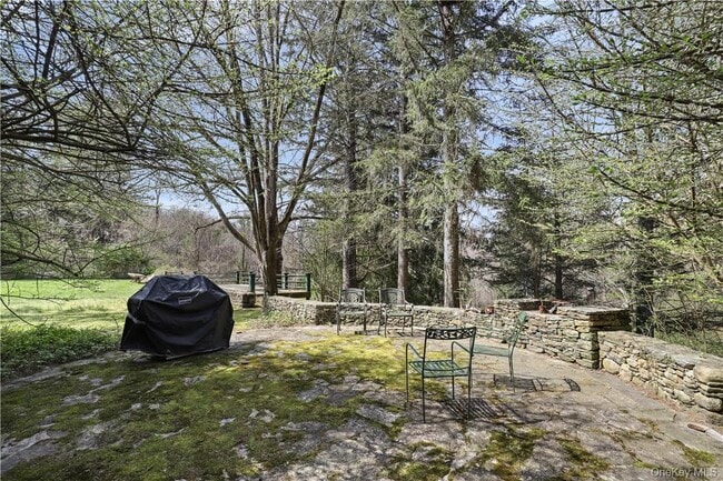 Building Photo - 165 Old Post Rd