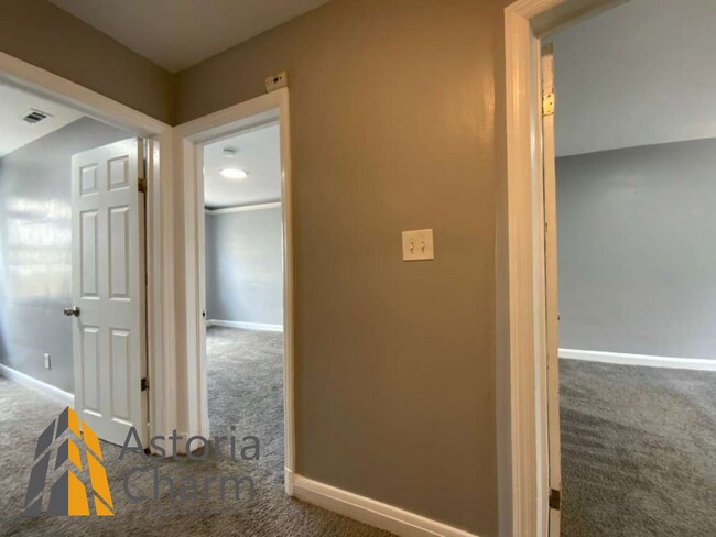 Building Photo - 3 Bedroom Home with Den and Fenced Yard in Quiet Neighborhood