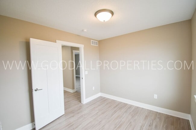 Building Photo - 3 Bedroom 2 Bathroom 2 Car garage in De Soto.