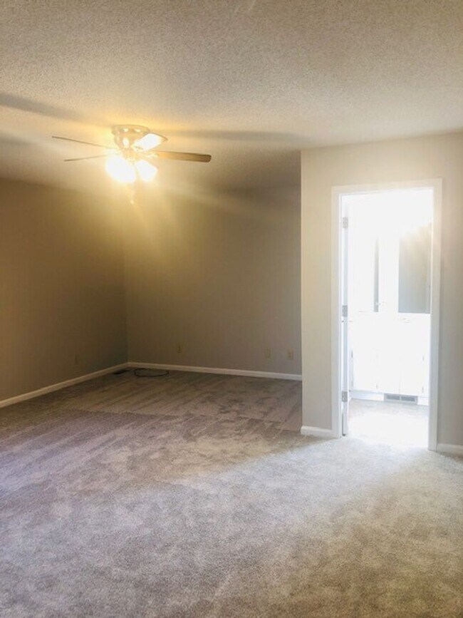 Building Photo - Great location in Greer with easy drive to...
