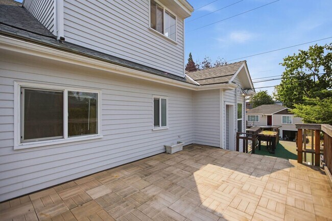 Building Photo - Steps from Green Lake ,6 bed 3 bath home with 2 kitchens and 2 laundry rooms.