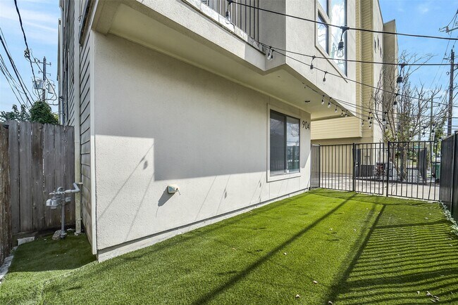 Building Photo - 904 Roy St