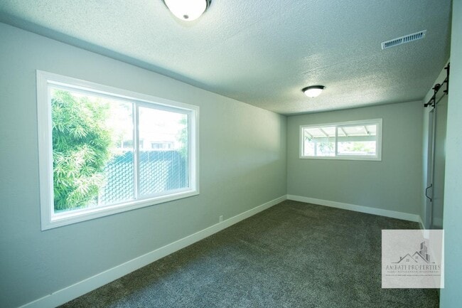 Building Photo - 1136 E Griffith Way