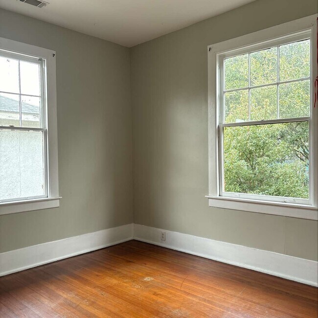 Building Photo - 823 E Henry St