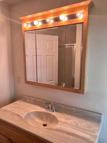 Building Photo - 315 Elm St