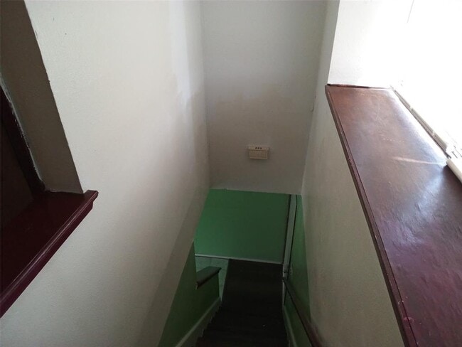 Building Photo - 1400 W Braker Ln