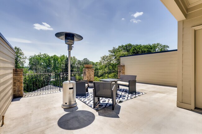 Building Photo - 1941 Ridgemont Ln