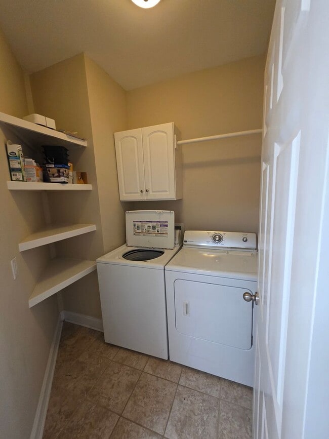 Building Photo - Oakview