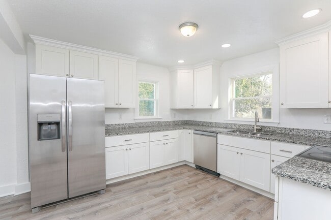 Building Photo - Beautiful Cape Cod Style home for Rent!  BONUS MILITARY / FIRST RESPONDER DISCOUNT!