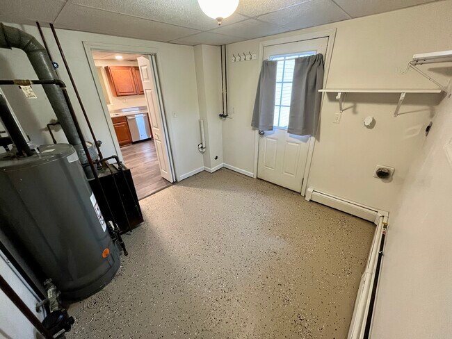 Building Photo - 1207 Rosewood Dr NE