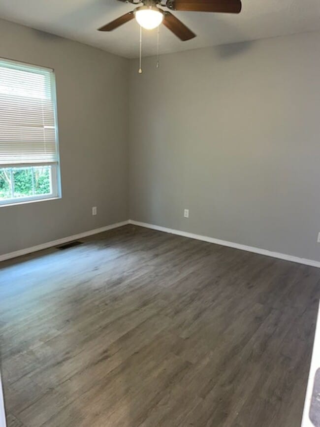 Building Photo - 3 Bed 2 Bath House November