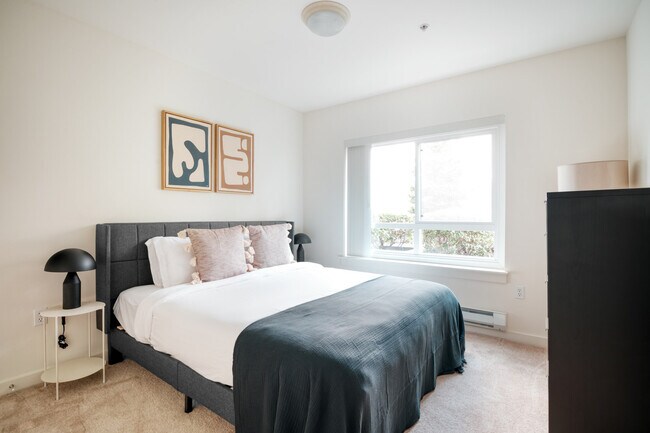 Building Photo - 10410 NE 2nd St