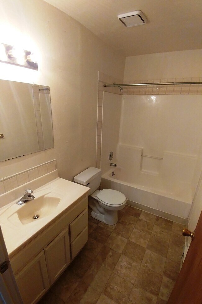 Building Photo - Comfortable 3/Bed-2 Bath Home with a Deck and Fenced Backyard