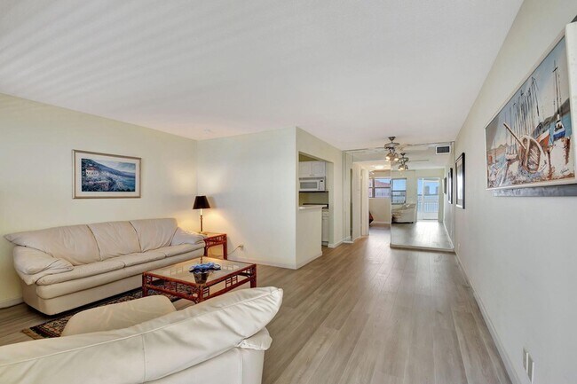 Building Photo - 100 Shore Ct