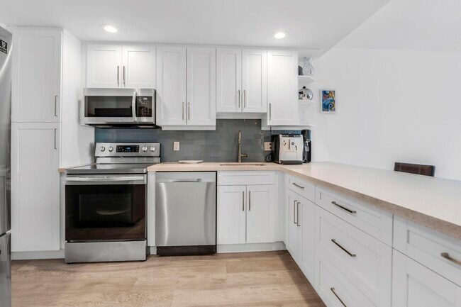Building Photo - 2800 N Palm Aire Dr
