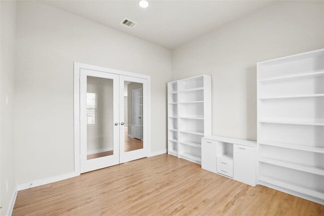 Building Photo - 18811 Cottonwood Bayou Ct