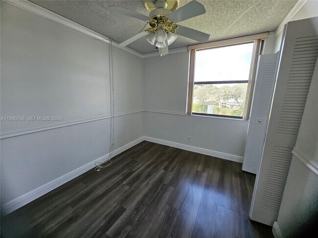 Building Photo - 216 Lake Pointe Dr