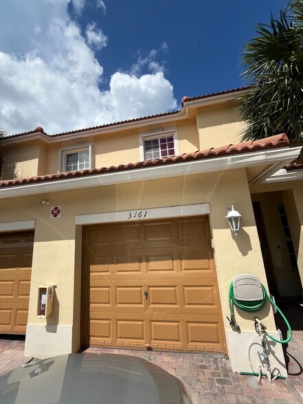 front - 3161 NW 33rd St