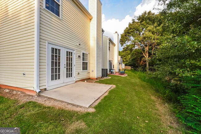 Building Photo - 815 Lakeside Cir