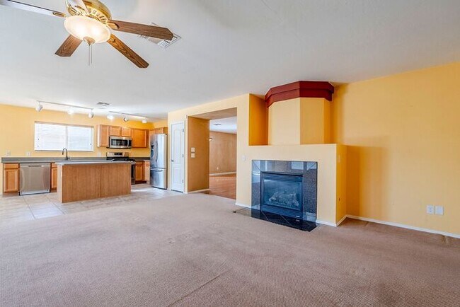 Building Photo - Pending/ Rented - Bright & Spacious 3-Bed ...