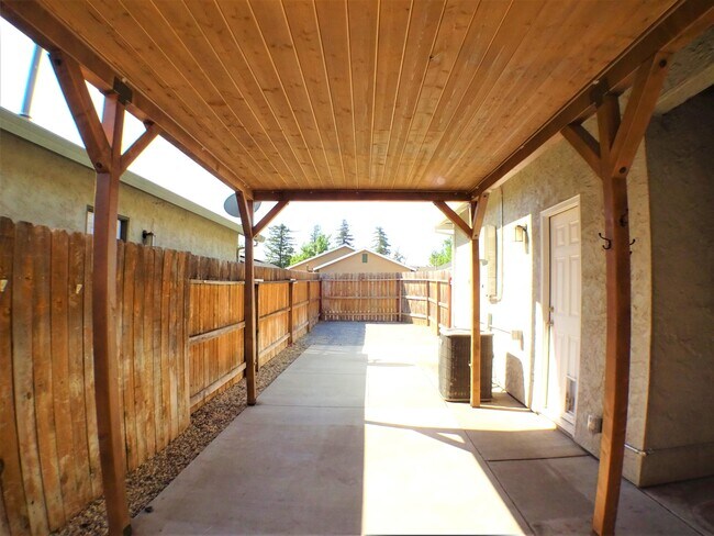 Building Photo - 573 E Eaton Rd