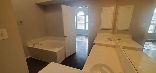 Building Photo - 4 Bed/2 Bath Home in Prime Rockwall Area w/ Fresh Paint & New Floors