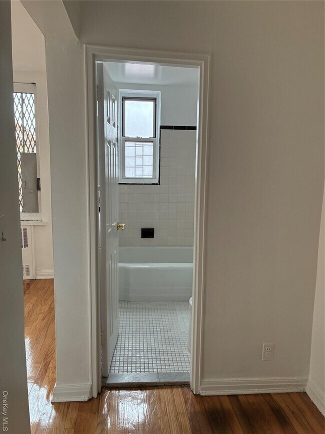 Building Photo - 610 Waring Ave