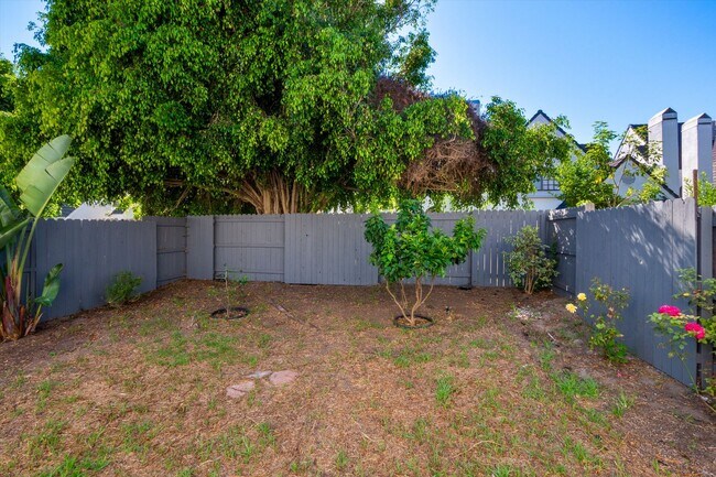 Building Photo - Large Renovated 3bed x 2.5bath Townhouse with Private Patio & 2-Car Garage