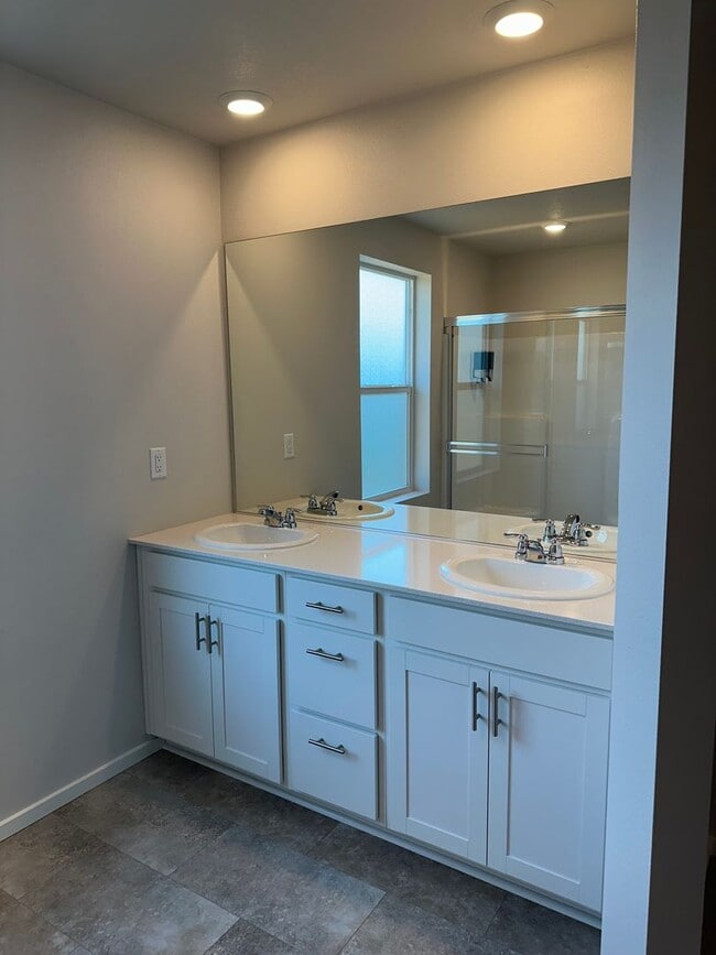 Building Photo - Newer 4 bedroom 2.5 bathroom house!