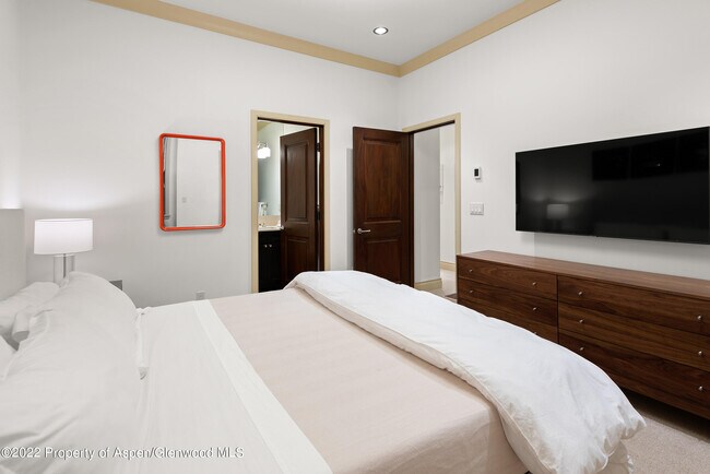 Building Photo - 509 W Hopkins Ave