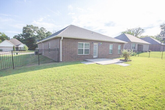 Building Photo - Spacious Full Brick in Athens City Limits!...