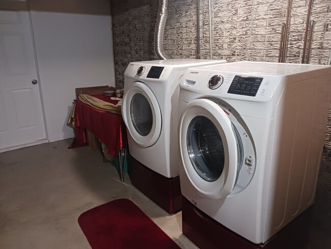 Building Photo - 6240 Weiss St