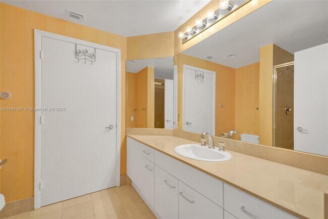 Building Photo - 21150 Point Pl