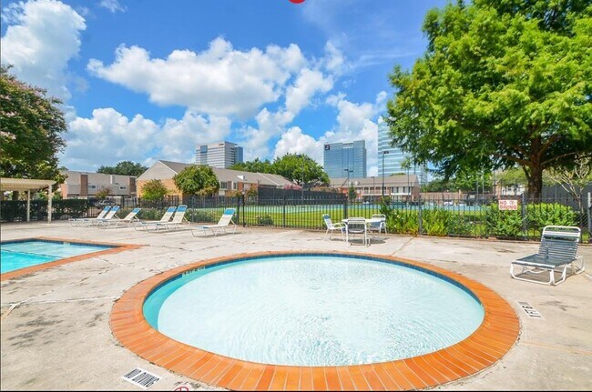 Building Photo - 1573 W Sam Houston Pkwy S