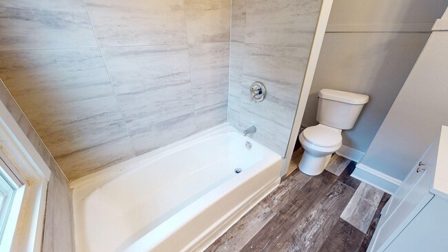Building Photo - Edgewater Neighborhood - 3 bedroom - 2 Bat...