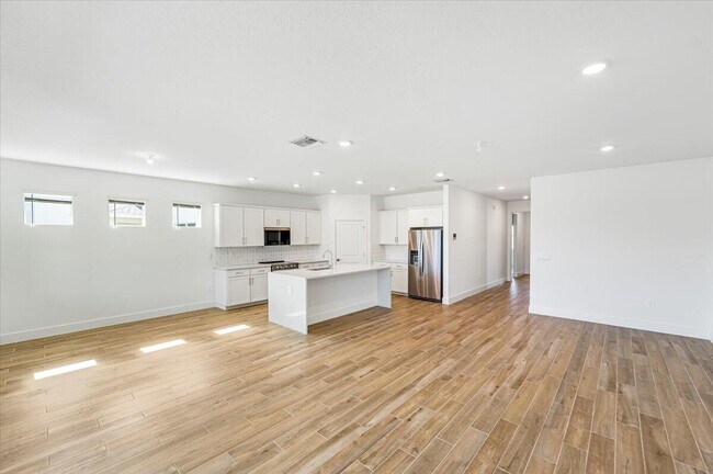 Building Photo - 6751 SE Pk Trce Dr