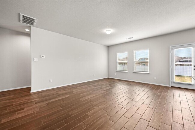 Building Photo - 215 Desperado Dr