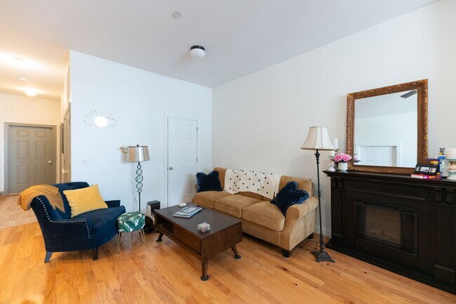 Building Photo - 360 S Elm St