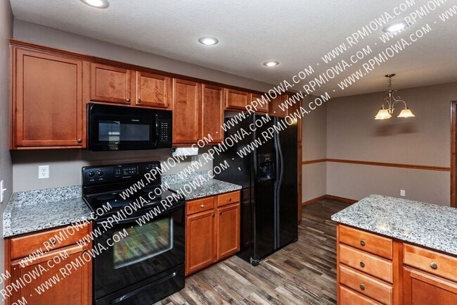 Building Photo - 738 NE Spring St