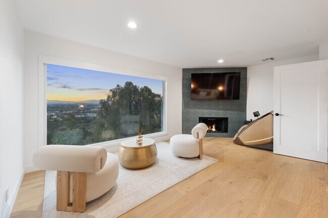 Building Photo - 3541 Multiview Dr