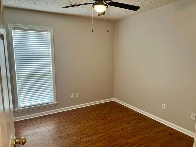 Building Photo - 2105 Sheffield Dr