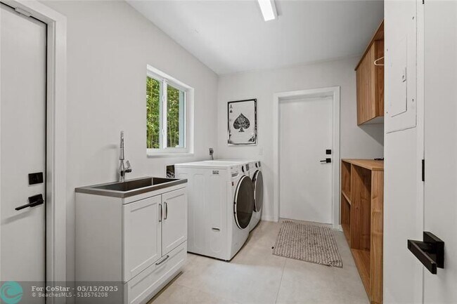Building Photo - 325 Seven Isles Dr